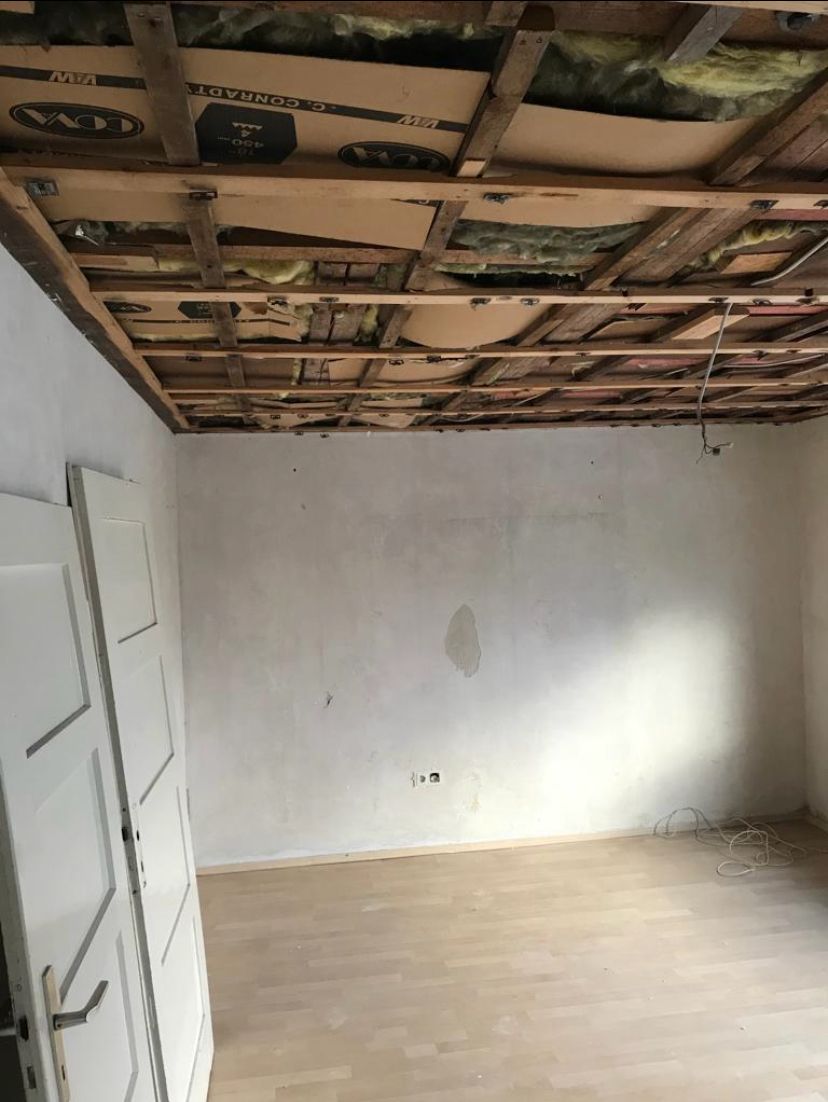 Wohnraum nach Deckenrückbau — vorher